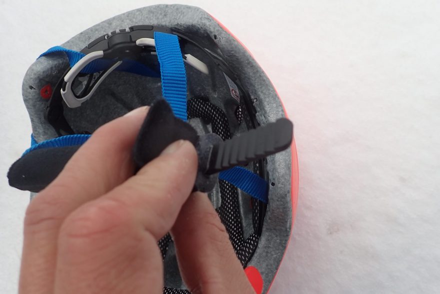 Detail zapínání helmy Alpina SNOWTOUR pod bradou. Redakce Světa outdooru