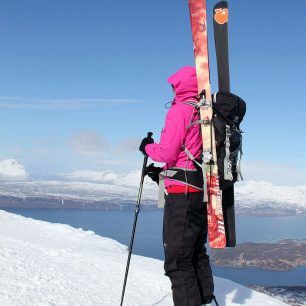 Plum Guide na lyžích Movement, dole u vody je Narvik