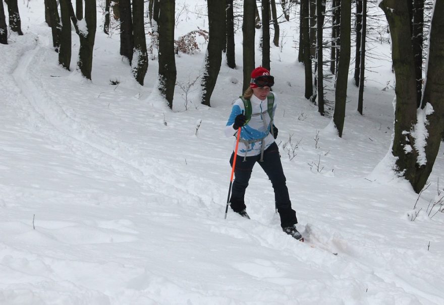 Stoupání v čerstvém sněhu v kalhotech Vaude Shuksan Hybrid Pants woman