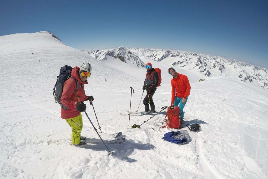 Testování brýlí Julbo Aerospace ve sjezdu během slunečného dne v Alpách. Redakce Světa outdooru