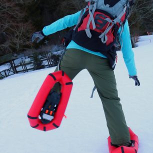 Testování sněžnic a jejich odolnosti pomocí skoků. Redakce Světa outdooru