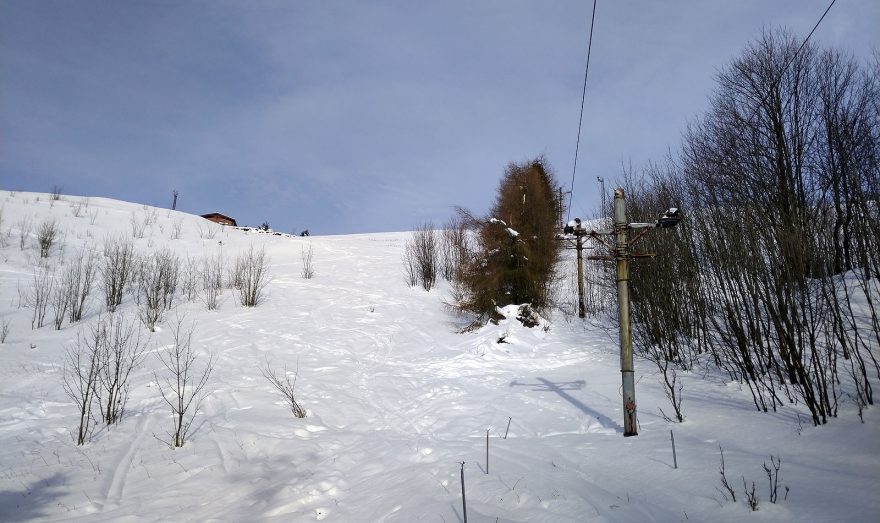 Svah vlevo od nefunkčního vleku