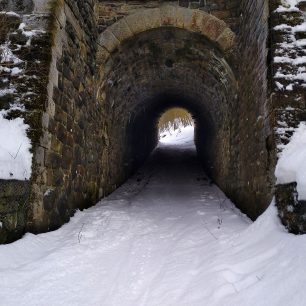 Pod železniční tratí na skialpech - je to možné nahoru i dolů