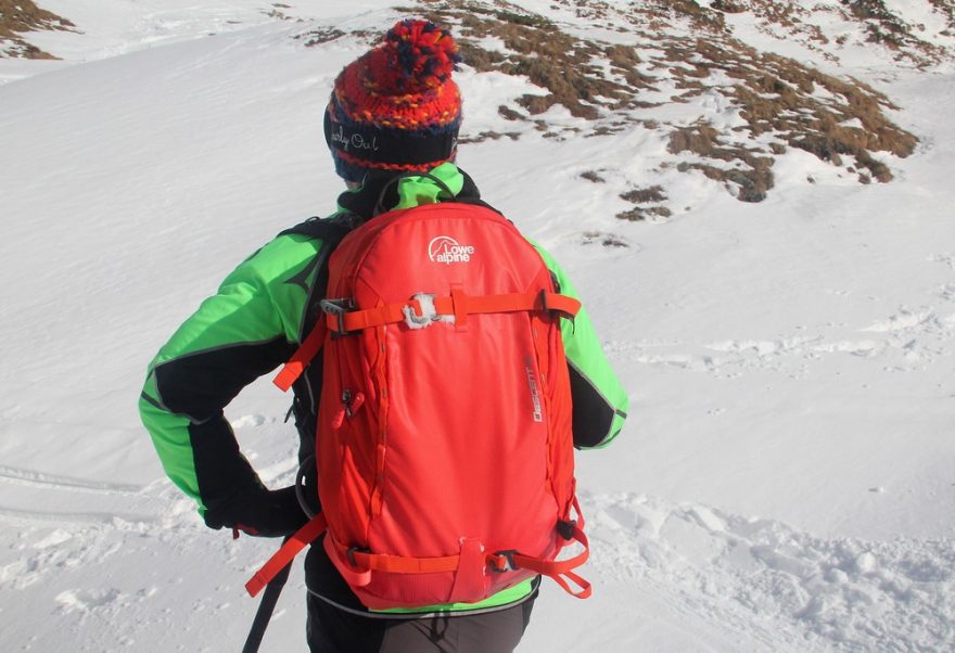 Celkový pohled na Lowe Alpine Descent 35 s povoleným spodním popruhem po diagonálním nesení lyží