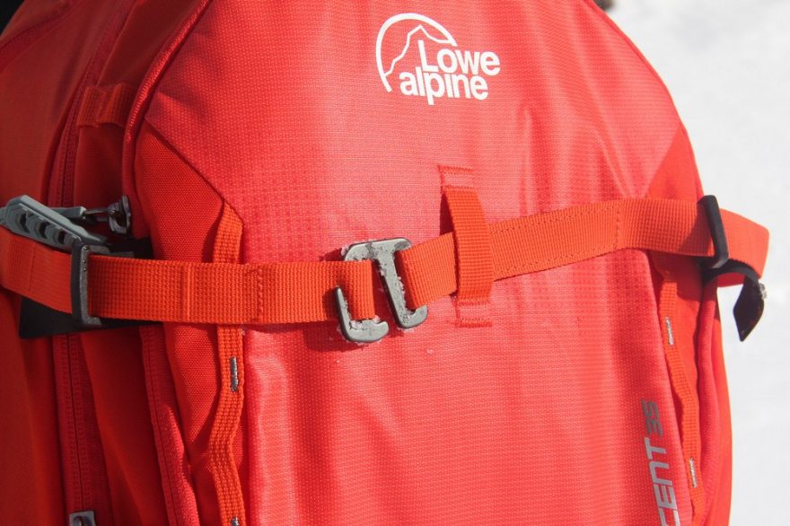 Detail rychlopřesky s pojistkou horního popruhu Lowe Alpine Descent 35