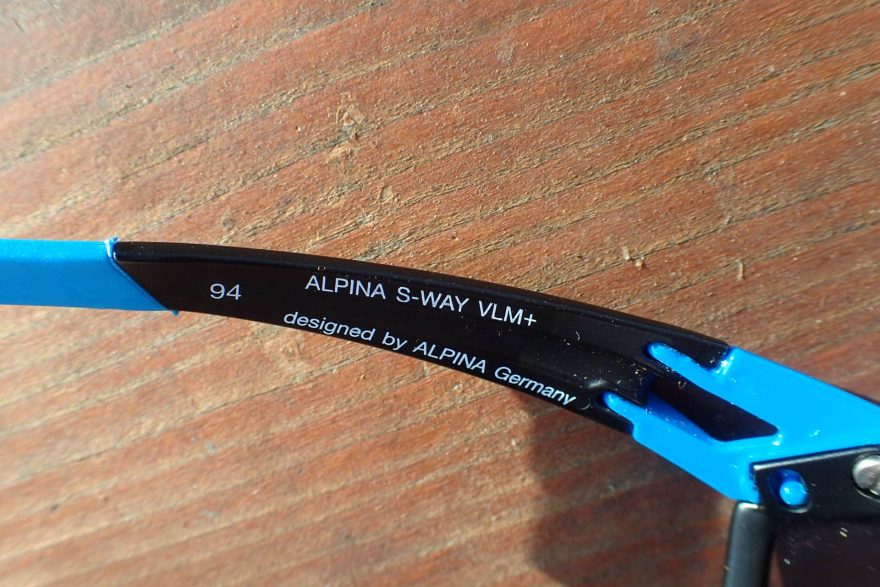 Informace na nožičkách brýlí Alpina S-Way. Redakce Světa outdooru