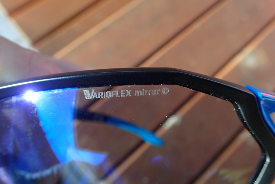 Keramické zatmavovací sklo Varioflex mirror+ u brýlí Alpina S-Way. Redakce Světa outdooru