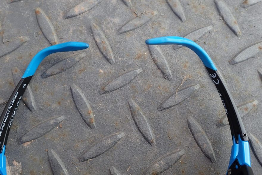 Konce nožiček brýlí Alpina S-Way jsou takto flexibilní. Redakce Světa outdooru