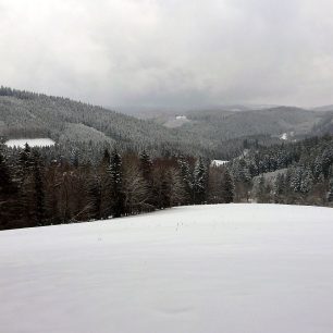 Zasněžené louky nad Velkými Karlovicemi