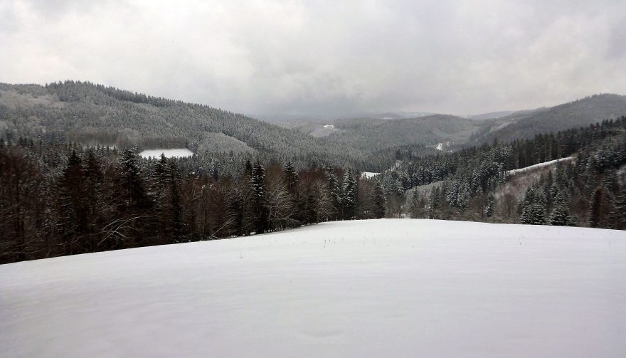 Zasněžené louky nad Velkými Karlovicemi