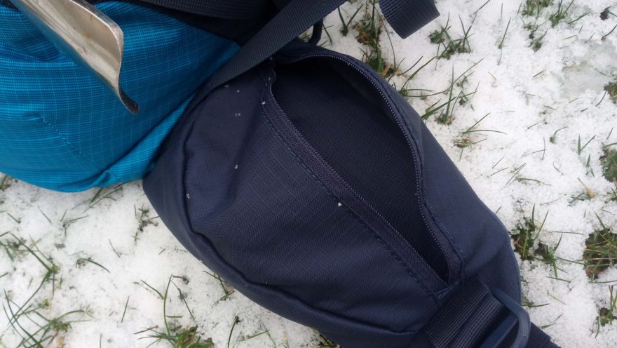 Kapsa na bederáku je dostatečně velká pro kapesníky, malý foťák nebo pro mobil - Vaude Back Bowl 22. Redakce Světa outdooru