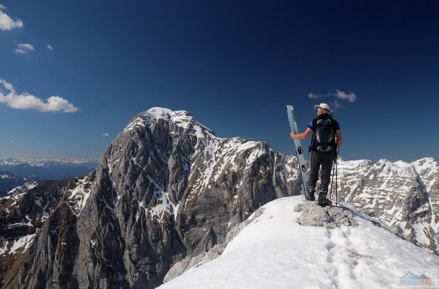 Na vyhlídce 2350 metrů směr Mangart. Skialpinistická túra nad Kotovo sedlo pod severními srázy Jalovce v Julských Alpách.