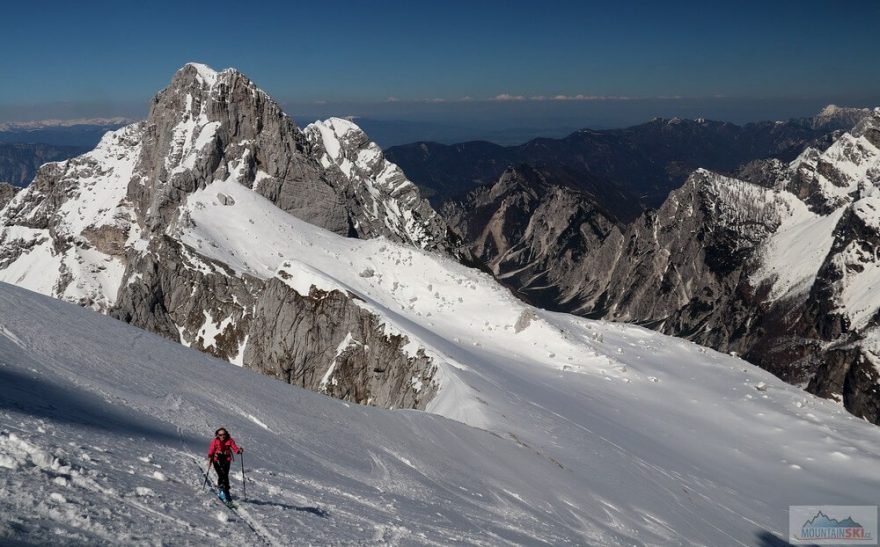 Nad Kotovým sedlem. Skialpinistická túra nad Kotovo sedlo pod severními srázy Jalovce v Julských Alpách.