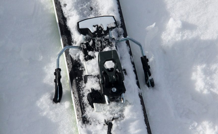 Pata vázání Marker Alpinist při poloze na šlapání a aktivovanou brzdou