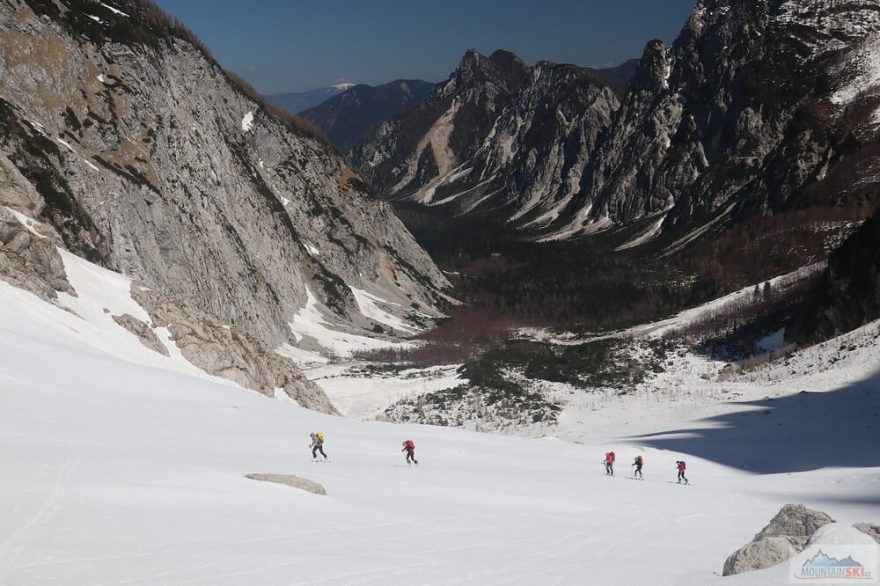 Pohled zpátky do doliny Planica. Skialpinistická túra nad Kotovo sedlo pod severními srázy Jalovce v Julských Alpách.