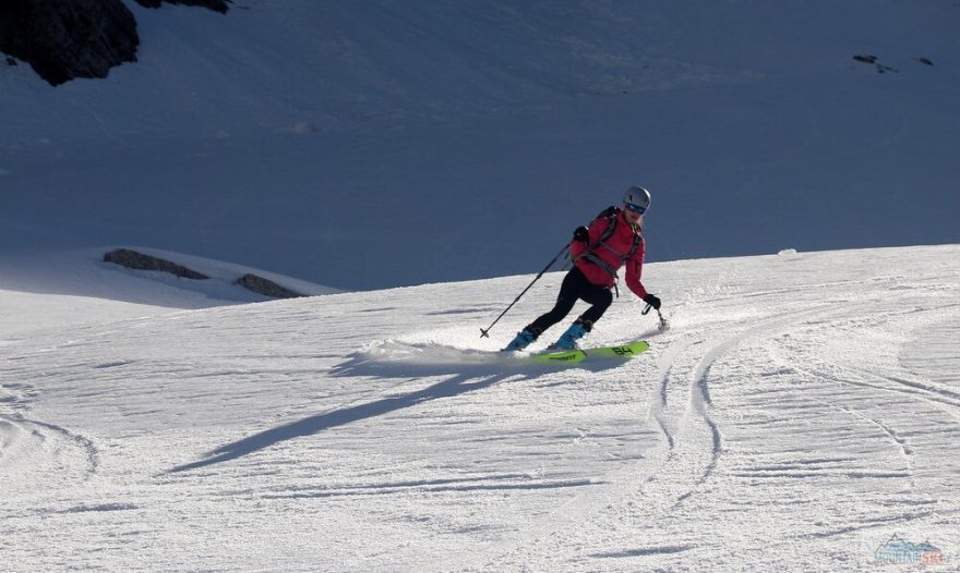 Sjezd pod Kotovým sedlem do doliny. Skialpinistická túra nad Kotovo sedlo pod severními srázy Jalovce v Julských Alpách.