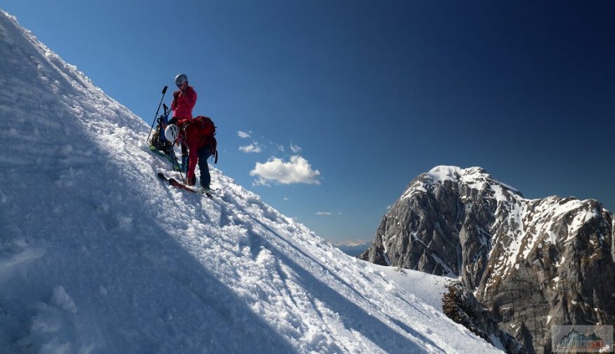 Skidepot pod Jalovcem. Skialpinistická túra nad Kotovo sedlo pod severními srázy Jalovce v Julských Alpách.