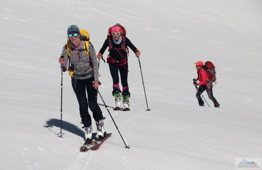 Skimogirls při stoupání svahy Jalovce.