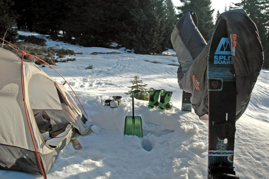 Spaní v zimní přírodě ke splitboardingu přirozeně patří