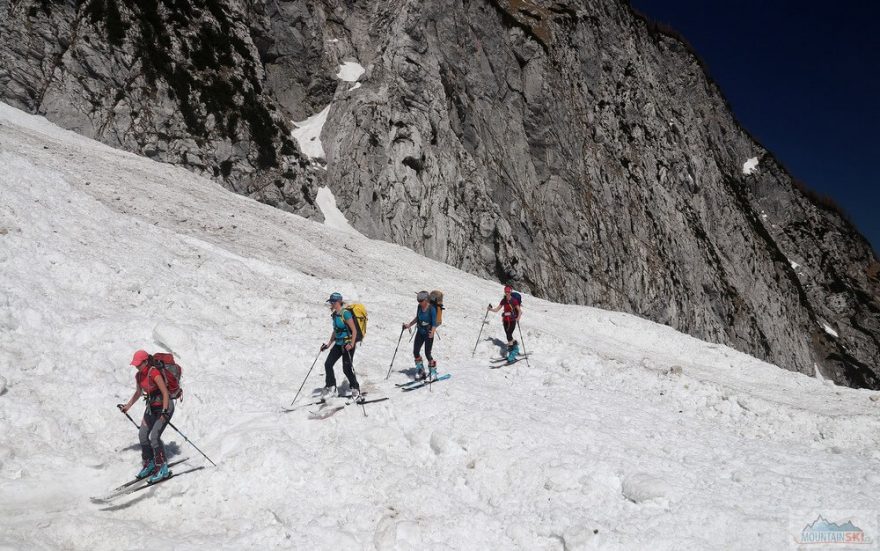 Traverz starého laviniště při průstupu dolinou. Skialpinistická túra nad Kotovo sedlo pod severními srázy Jalovce v Julských Alpách.