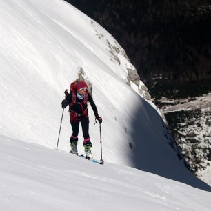 Vysoko nad dolinou, skialpinistická túra nad Kotovo sedlo pod severními srázy Jalovce v Julských Alpách