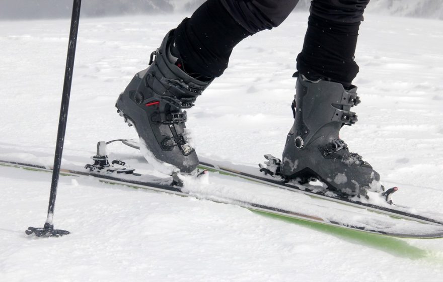 Výstup s Marker Alpinist, každá z pat má jinak nastavené podpatky