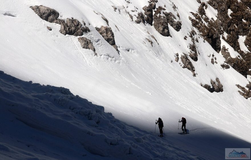 Začátek přechodu dalšího starého laviniště. Skialpinistická túra nad Kotovo sedlo pod severními srázy Jalovce v Julských Alpách.