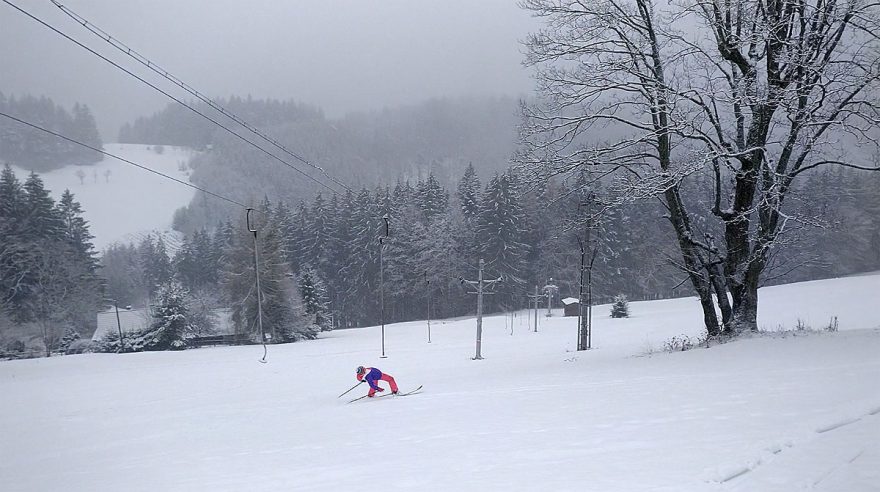 Trénuji záklony na lyžích při jízdě pod stojící pomou