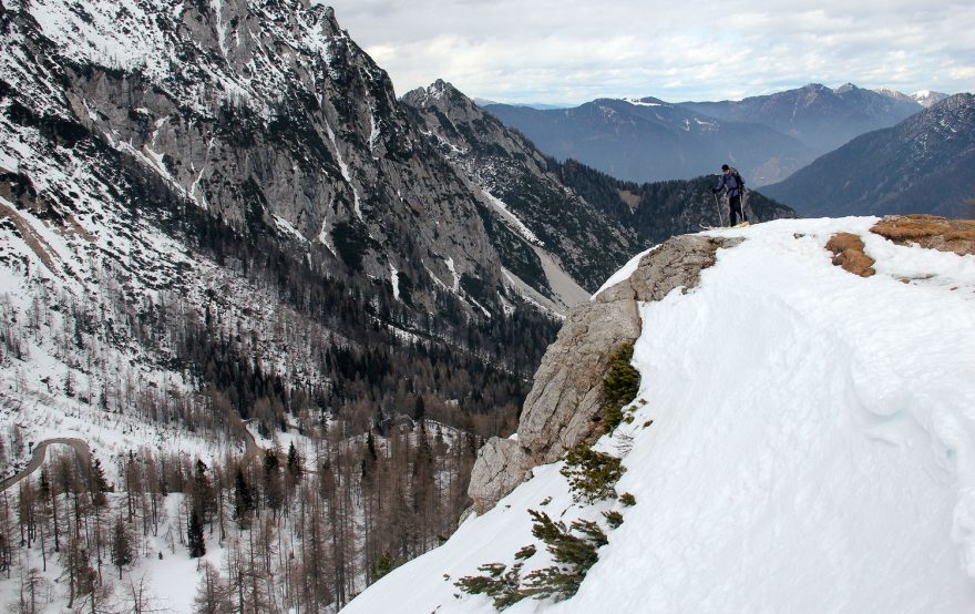 Na hraně svahu z vrcholu Vršič (1737 m)