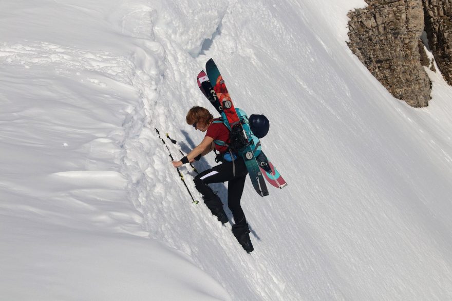 Kousek pod hranou hřebene při výstupu do sedla pod Bakardan (2704 m) v makedonském pohoří Šar planina