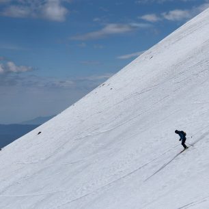 Baku jel, stejně jako táta, po svahu přímo dolů