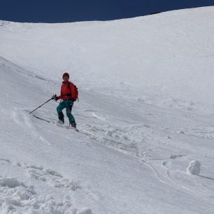 Lída si v oblouku uvolnila sněhovou kouli, která se rozkutálela do údolí