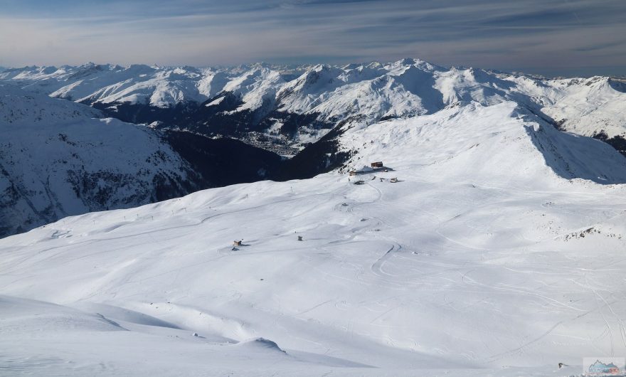 Pohled z traverzu na freeridové středisko Pischa, Davos, Parsen a Strelu