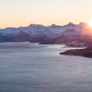 První sluneční paprsky na Heggdalshornet - výhled na kopce v okolí Isfjorden, Åndalsnes a Trollstigen