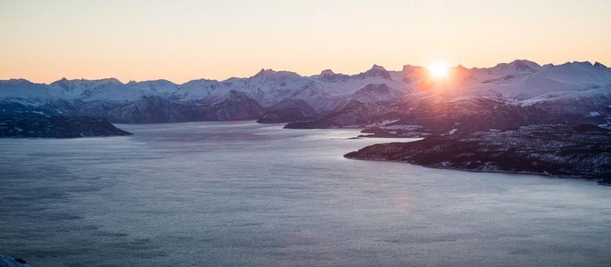 První sluneční paprsky na Heggdalshornet - výhled na kopce v okolí Isfjorden, Åndalsnes a Trollstigen