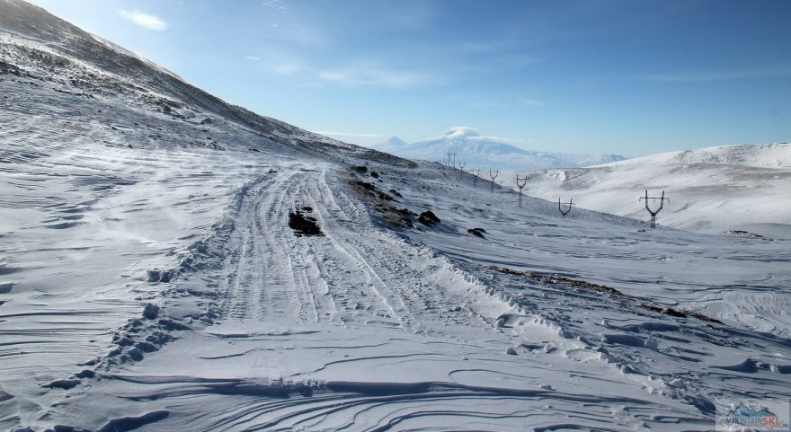 Od Aragatse dolů s výhledem na Malý a Velký Ararat