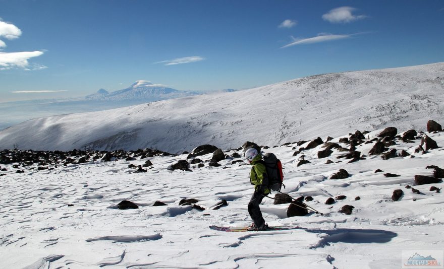 Sjezd kamenným polem s výhledem na Ararat