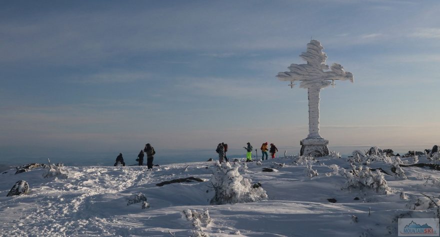 Skupinka skialpinistů na Kříži