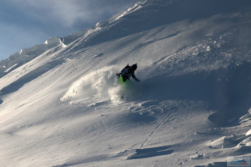 Sjezd z Kurganu na splitboardu