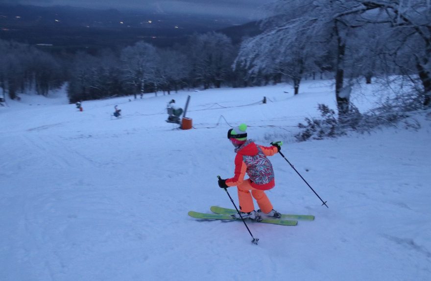 Sjezd po sjezdovce Hrobská ve skialpinistickém areálu Skialp nad Hrobem