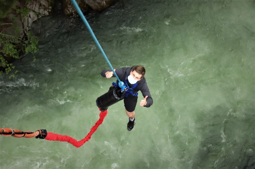 Ve volném čase si Honza ve Whistleru vyzkoušel i bungee jumping.