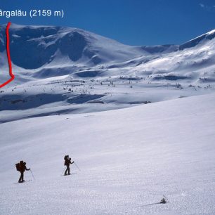 Červeně označený je sjezd přímo z vrcholu Vârful Gârgalău