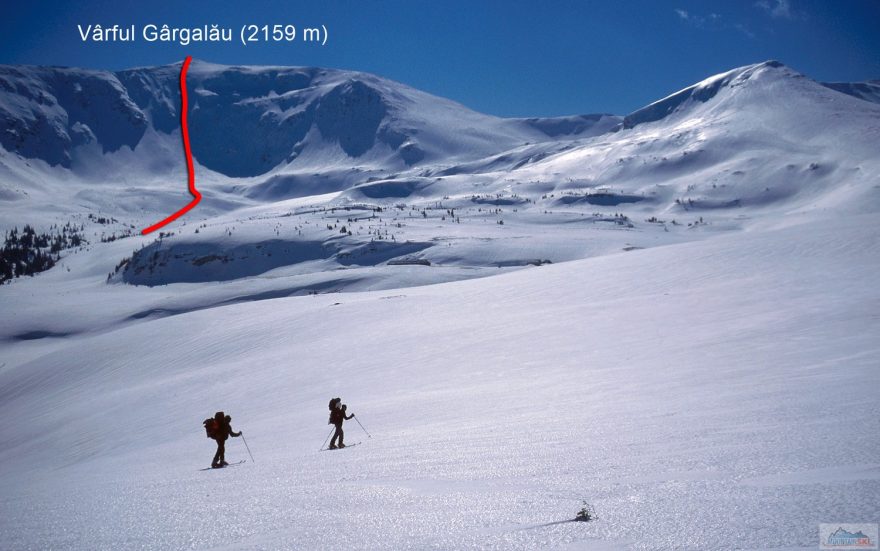 Červeně označený je sjezd přímo z vrcholu Vârful Gârgalău