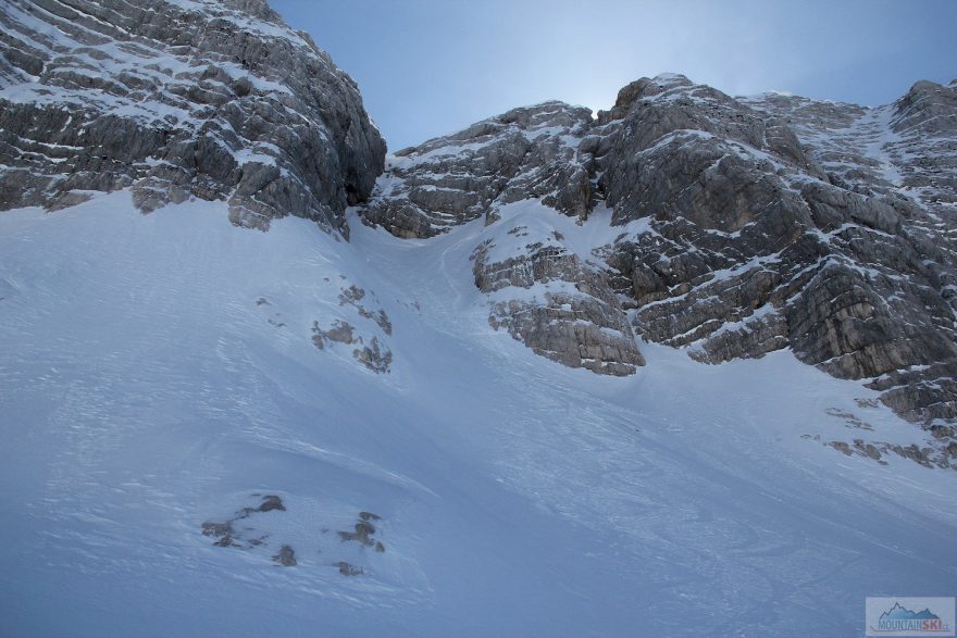 Žlab pod Kaninem, v pravo od něj vede ferrata