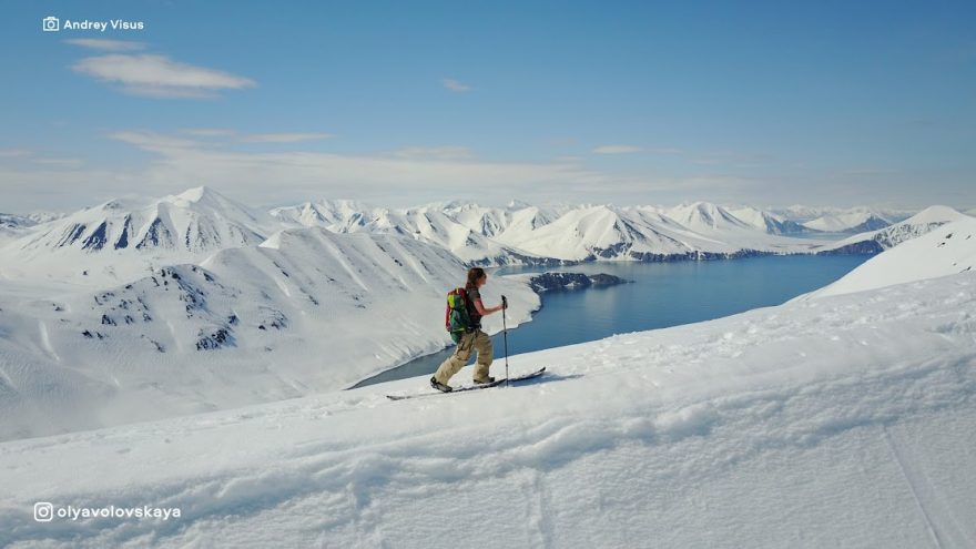 Se splitboardem na Kamčatce s výhledem na Tichý oceán