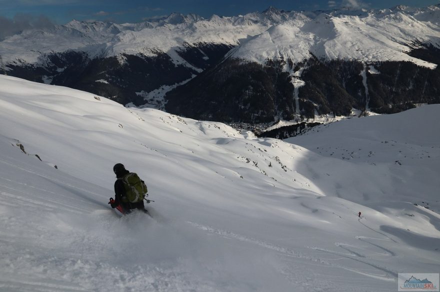 Hanka sjíždí podél předchozí stopy, dolů je Davos