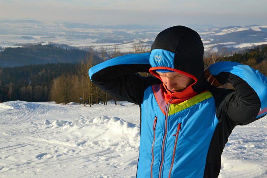 Zateplený přední díl s větruodolnou vrstvou poskytuje ochranu před povětrnostními vlivy. Bunda Northfinder Solisko