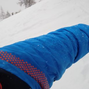 materiál Pertex Quantum na rukávech bundy Northfinder SOLISKO odolá krátkému lehkému sněžení