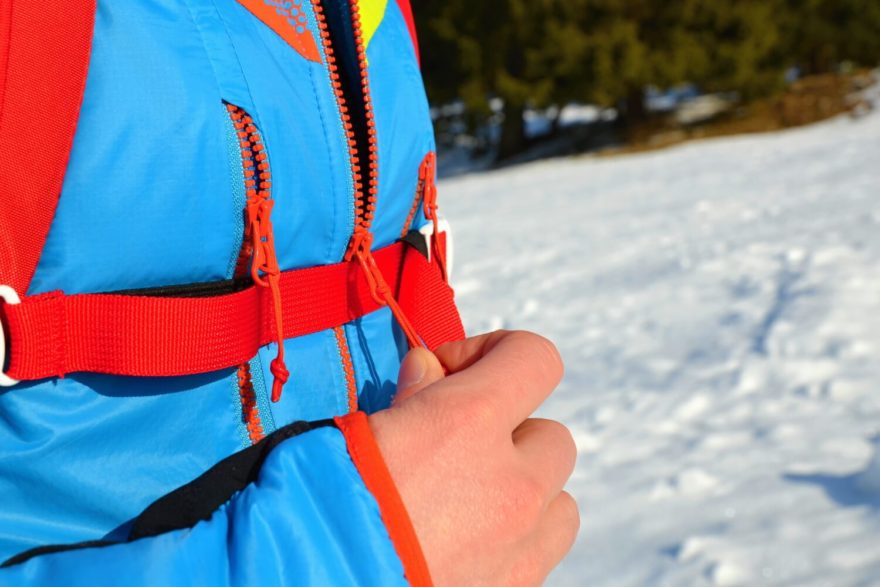 šňůrky na zipech bundy Northfinder SOLISKO pro pohodlné ovládání