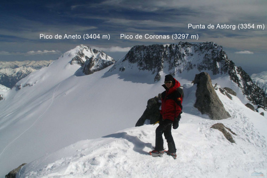 Výhled z Pico de Maladeta na Pico de Aneto v Pyrenejích